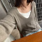 Deep V-neck linen knit (khaki beige)