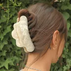 [선물포장] Big Wave Hair Claw - Ivory