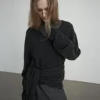 SOFT ALPACA BLEND TIE V-NECK KNIT TOP [CHARCOAL]