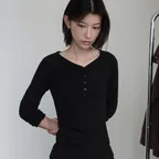 Roll-Up Sleeve Raglan Henley Neck T-Shirt (Black)