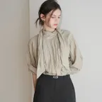 Wrinkle back tie blouse (grayish beige)