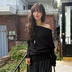 [with 솔비] ASYMMETRIC OFF-SHOULDER KNIT - BLACK