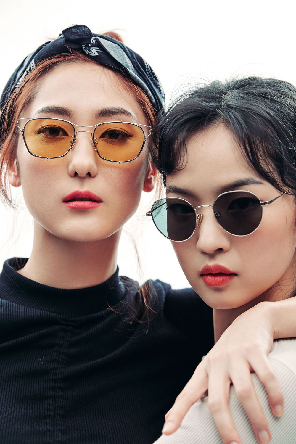 SEO_GDYE (좌), MOND_GDGE (우) 착용샷