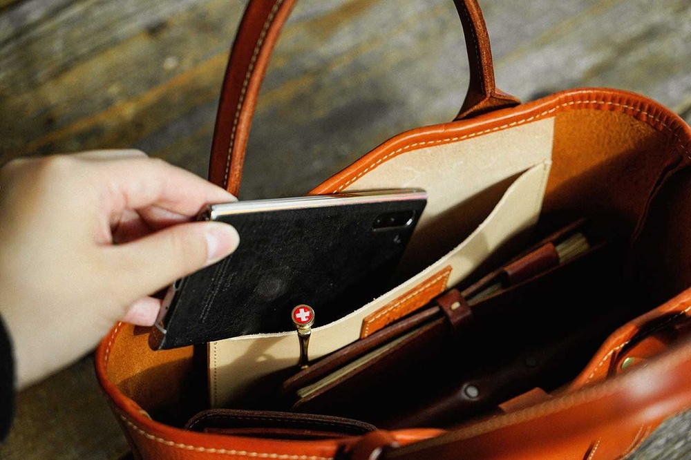 가방의 내부는 별도의 안감 없이 통가죽으로 이루어져있으며 뒷면 안쪽에 Flat한 포켓이 있습니다. 스마트폰이나 카드 지갑 등 자주 꺼내쓰는 소지품을 수납하시면 편리합니다.