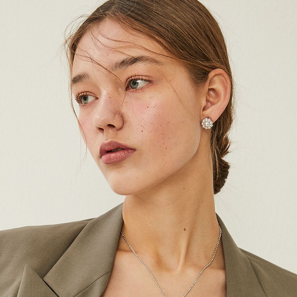 Flower Pearl Post Earring 감도 깊은 취향 셀렉트샵 29CM