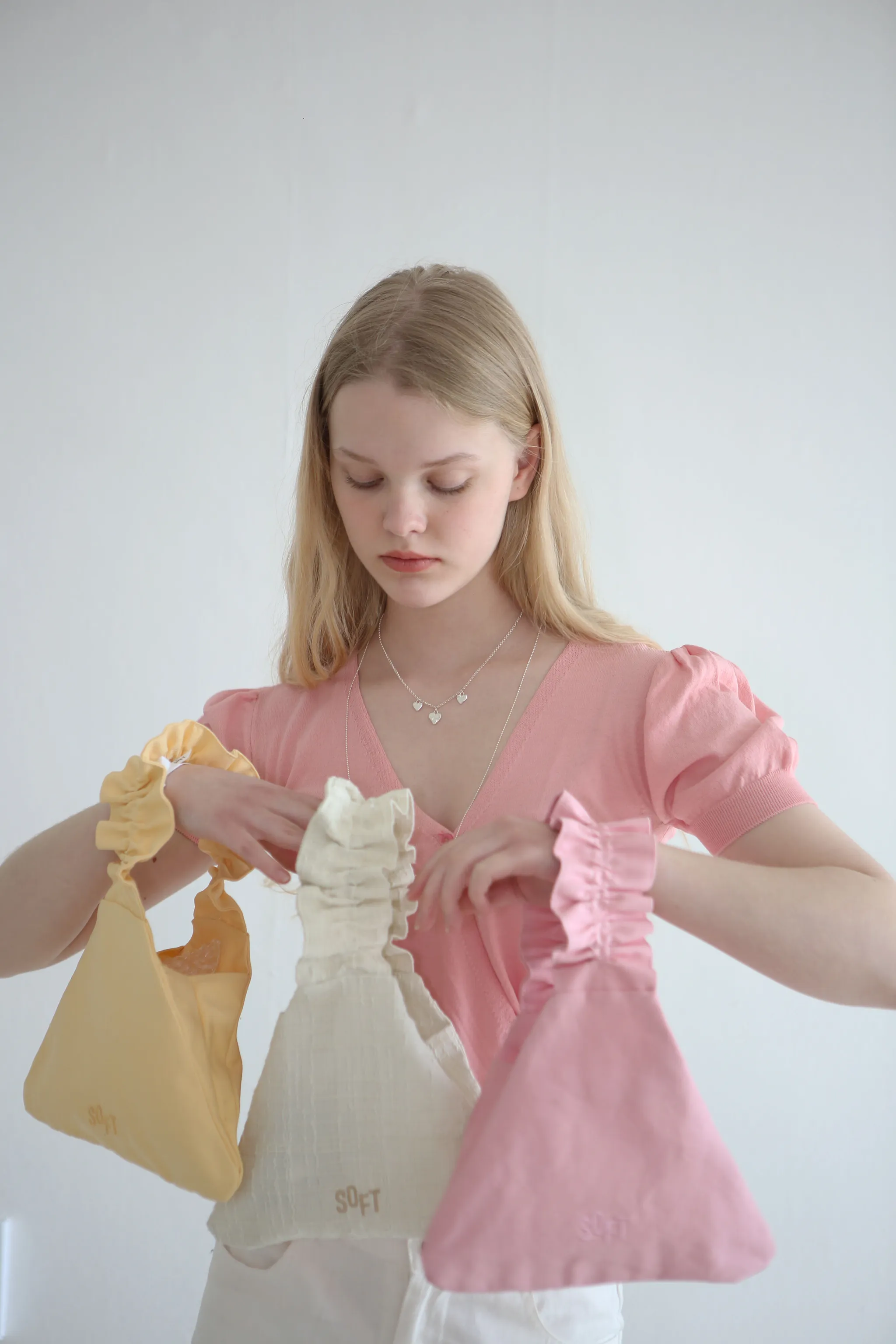 【SOFT SEOUL】 shirring SOFT TRIANGLE BAG : Pink shirring SOFT TRIANGLE BAG_pink - 감도 깊은 취향 셀렉트샵 29CM