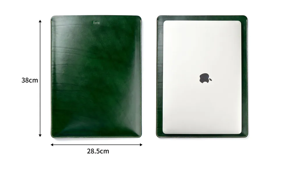 ▲ MacBook Pro 16형



위 사이즈는 제품 외관(재봉선 포함) 실측 사이즈입니다. 수납 가능 크기와는 무관합니다.16형 슬리브에는 맥북프로 15형 수납도 가능합니다. 맥북 프로 외 타 모델을 수납하실 경우 약 1.5~2cm 정도의 두께를 감안하여 최대 수납 크기는 13"형 22.5 x 31(cm)/ 16"형 24.5 x 36(cm) 입니다. 맥북 프로 13형,16형 전용 제품인만큼 타 기종 수납에 대하여 정확한 안내가 어려운 점 양해부탁드립니다.

*수공예 제품 특성 상 실측 사이즈는 ±1cm 정도 오차가 있을 수 있습니다.