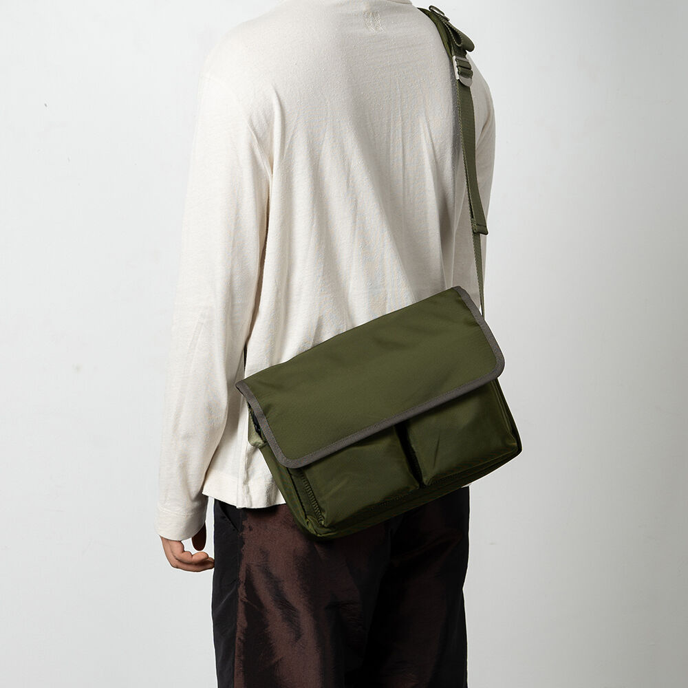 [HAH ARCHIVE] 韓国☆5POCKET I-PAD BAG HAH ARCHIVE] 5POCKET CUSHIONED I-PAD BAG (KHAKI) - 감도 깊은
