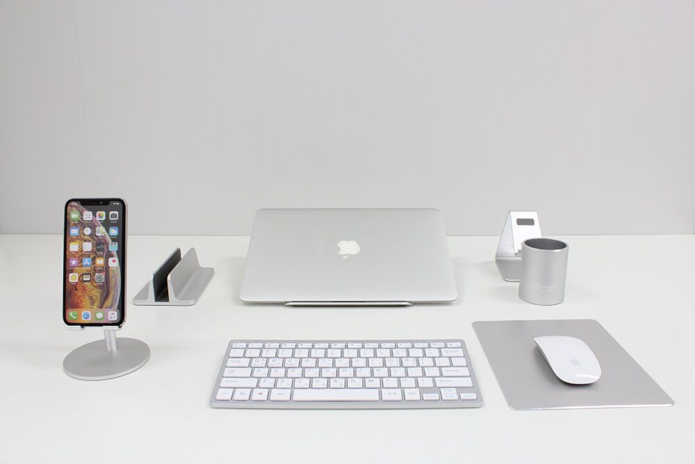 ﻿5) 애플 미학 공유
애플이 추구하는 미학과 매치되도록 설계된 디자인 및 표면처리는 iMac, Macbook, iPhone 등의 애플 제품을 더욱 세련되고 돋보이게 합니다.