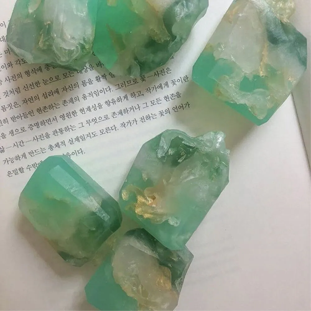 코코넛 오일과 시어버터가 함유되어 비누가 쉽게 무르지 않고, 모든 피부에 부드럽게 샤워, 세안이 가능합니다.