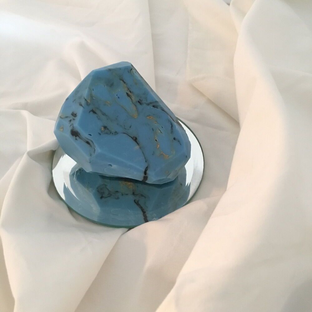 100g 사이즈로 한 손에 잡히는 사이즈입니다.