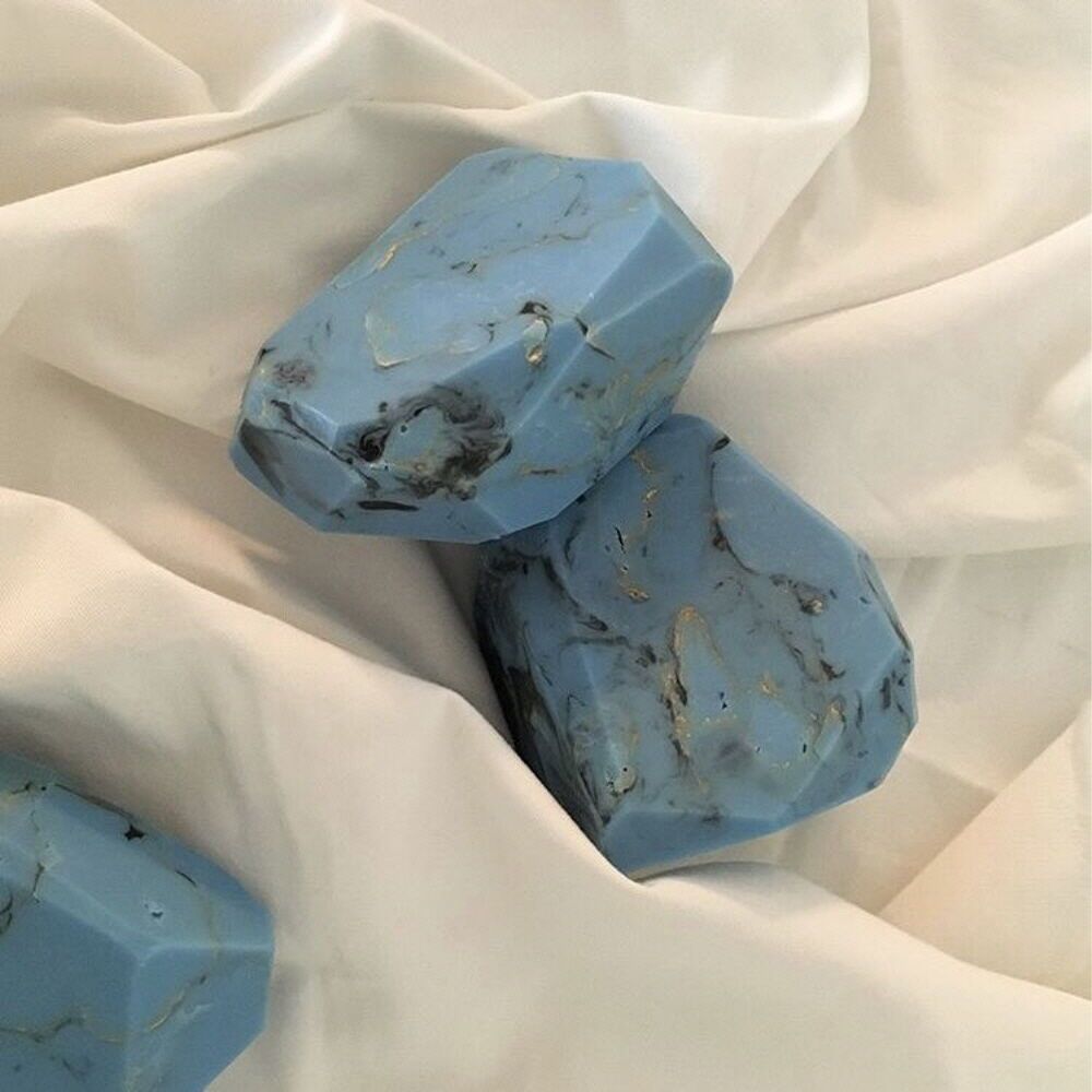 코코넛 오일과 시어버터가 함유되어 비누가 쉽게 무르지 않고, 모든 피부에 부드럽게 샤워, 세안이 가능합니다.