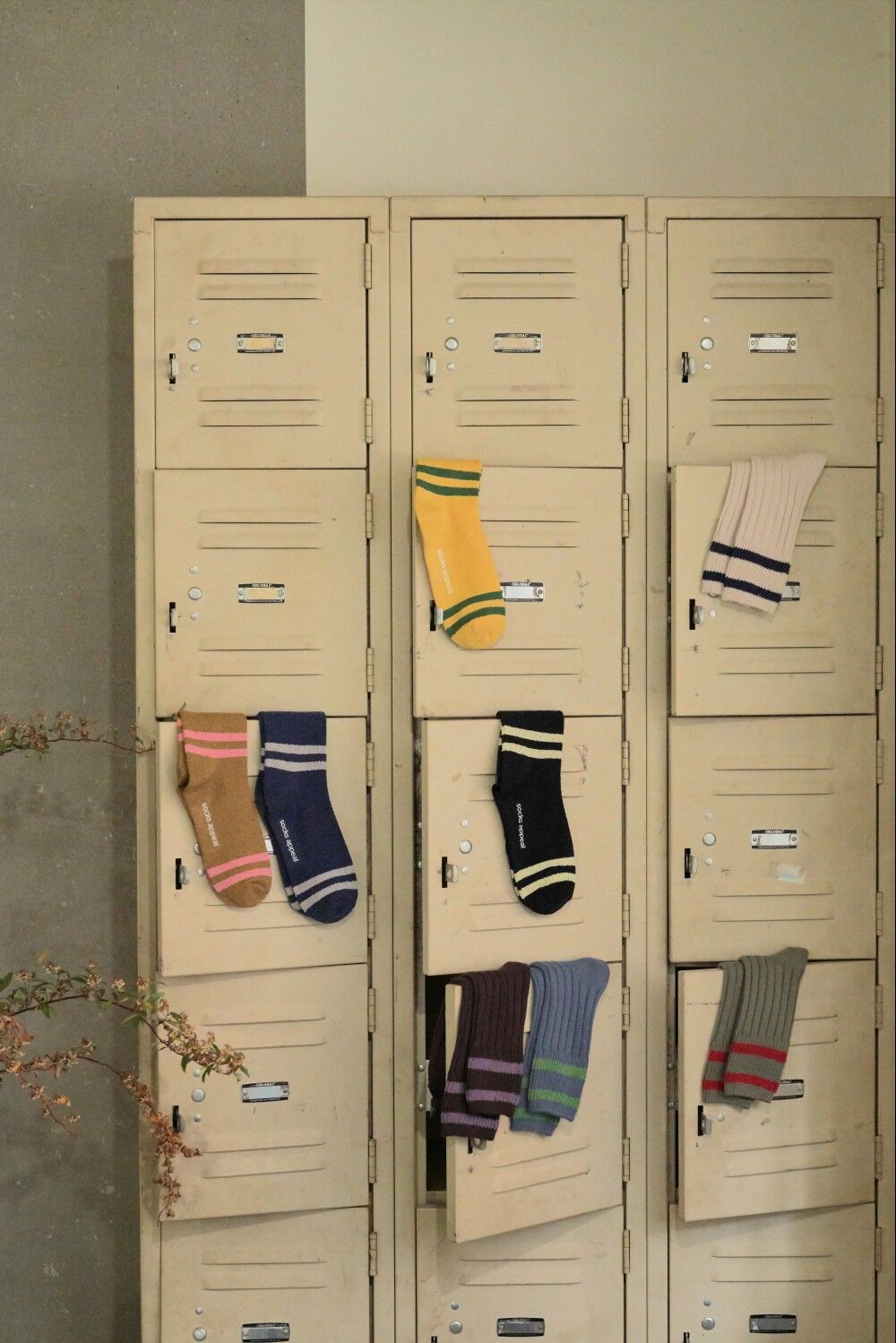 빈티지한 감성을 담은 ‘Rib Two Stripe Socks’