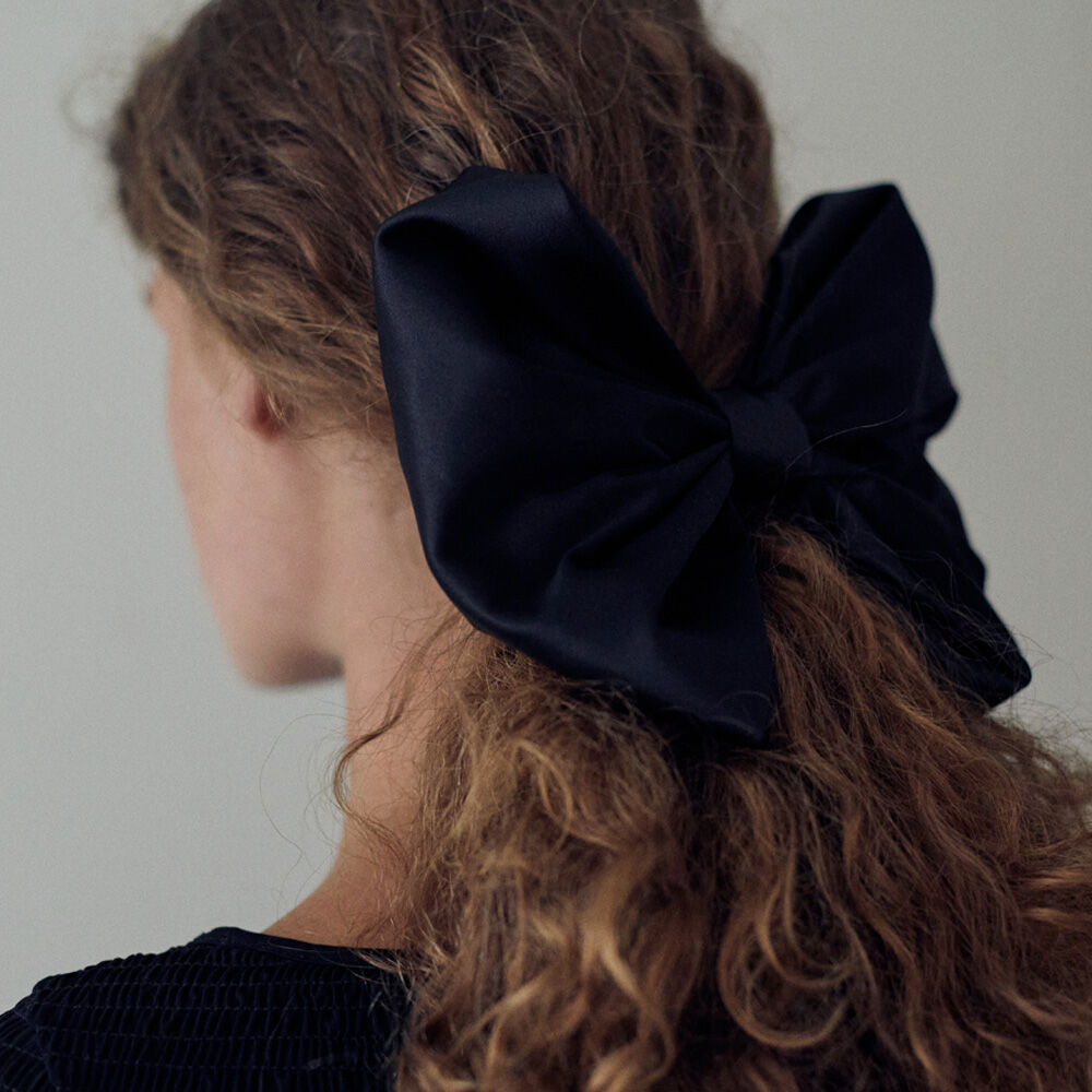 Elizabeth Moments] Black Large Satin Ribbon Hair Pin - 감도