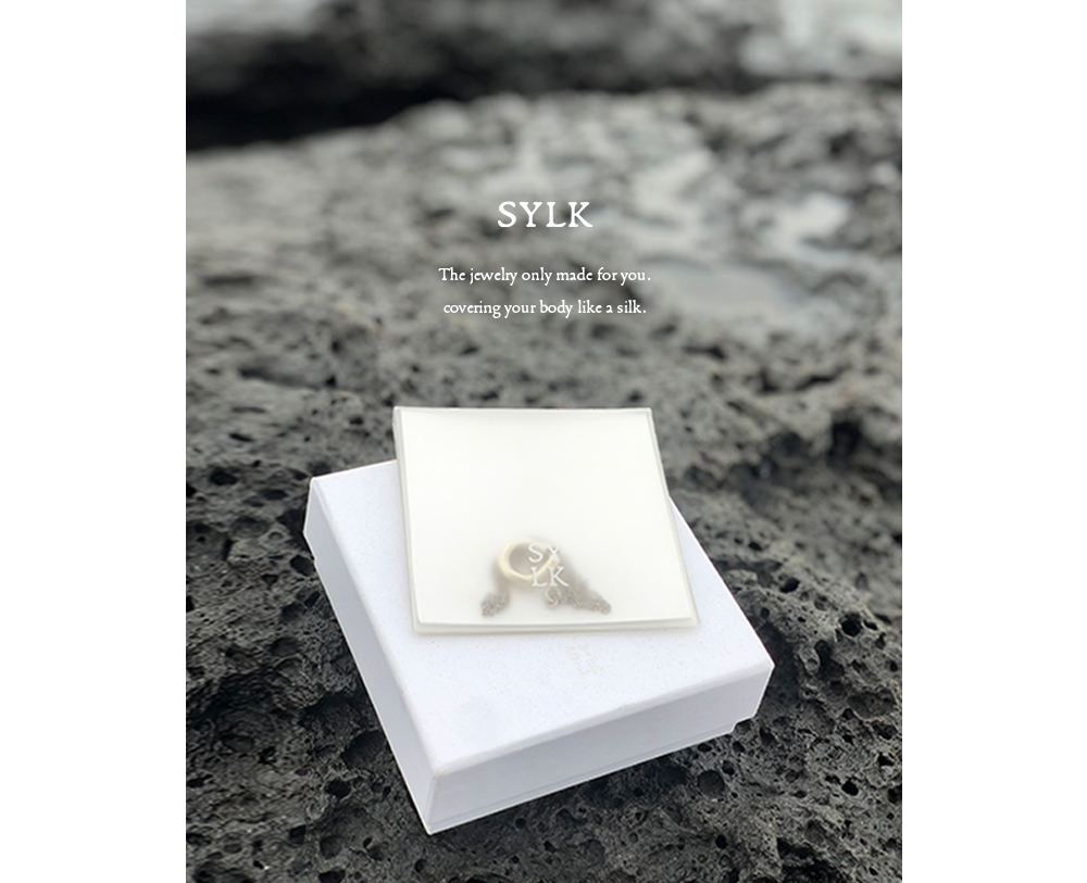 NOTICE

Quality guaranteed (품질보증)  
- 본 제품은 100% Hand-made 제품입니다.
- SYLK에서 제작 및 판매되는 제품으로 규격 및 외관 검사에 합격한 제품으로
- 92.5%의 스터링 실버소재와 SWAROVSKI 크리스탈/CZ만을 취급합니다.
- 본 제품의 품질에 이상이 있을 시 품질 보증서와 영수증을 지참하여
구입 매장 혹은 SYLK 고객센터로 직접 문의 부탁드립니다.
- 품질보증기간 1년 이내에 상품은 결함이 확인 될 경우 무상으로 수선해드립니다.
   단, 사용에 의해 소재 및 장식이 손상된 경우 품질보증기간에 관계 없이 비용이 청구될 수 있습니다.


Pre-Cautions (착용 시 주의사항)
- 주얼리는 올바르게 관리해주시면 제품 고유의 광택을 오래도록 유지하실 수 있습니다.
- 주얼리 전용 파우치나 박스에 넣어 건조하고 어두운 곳에 보관하시기 바랍니다.
- 고온, 강한 빛, 습기는 변색이나 변형을 일으킬 수 있습니다.
- 은 제품의 경우 미세한 스침에도 표면상의 흠이 생길 수 있으니 취급에 주의하시기 바랍니다.
- 또한 땀, 공기 중의 장시간 노출, 화장품 및 향수에 의한 변색이 있을 수 있으니 착용 및 보관에 주의하시기 바랍니다.
- 개인차에 따라 알레르기 반응이 있을 수 있습니다.
특히 유화 처리된 제품의 경우 피부가 예민하신 분들은 알레르기 반응이 있을 수 있으니 구매에 유의하시기 바랍니다.


A/S
- 제품의 컨디션에 따라 추가비용이 발생할 수 있습니다.
- 기간은 7 ~ 14일 정도 (주말 미포함) 소요됩니다.
- 제품에 대한 보증기간은 1년이며, 1년 이후에는 유·무상으로 A/S가 진행됩니다.
  단, 고객부주의로 인한 A/S는 기간에 상관없이 유상처리됩니다.
- A/S기준이나 가능여부는 상품에 따라 다르므로 고객센터로 연락주시면 자세히 안내드리겠습니다.


Exchange / Refund (교환 / 환불)
- 반품/교환시 왕복택배비 6,000원이 부과됩니다.
- 상품하자, 오배송인 경우 택배비 무료로 반품·교환이 가능합니다.
- 고객 변심에 의한 반품·교환의 경우 배송비는 고객부담입니다.
- 반품·교환은 미사용 제품에 한해 배송완료 후 7일 이내에 접수되어야 합니다.
- 교환·반품을 원할 경우 고객센터 접수해주세요.
- 사용흔적이 있거나 고객부주의로 상품이 훼손된 경우 반품·교환이 불가능합니다.
- 취소·반품·교환은 전자상거래법 규정에 의거한 정책을 준수합니다.


Shipping (배송)
제작기간에 따라서 3~5일 정도 소요됩니다.
- 택배사 사정이나 지역에 따라 소요기간에 차이가 있을 수 있습니다.
- 공휴일 및 휴일은 배송이 불가합니다.


C/S 고객센터 : 070-4090-2544