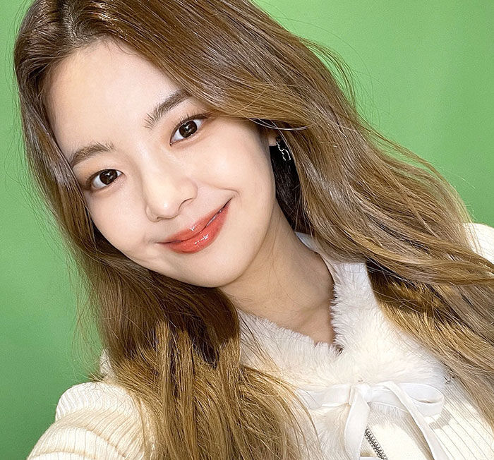 있지 공식 트위터 셀카 있지리아 귀걸이 협찬