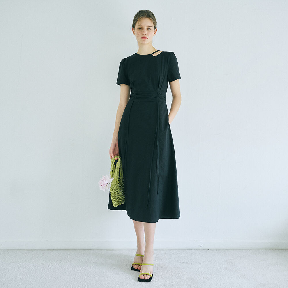 ワンピース ETMON Neck CutOut Shirring Dress, Black 에트몽(ETMON) Neck Cut-Out Shirring Dress Black - 사이즈