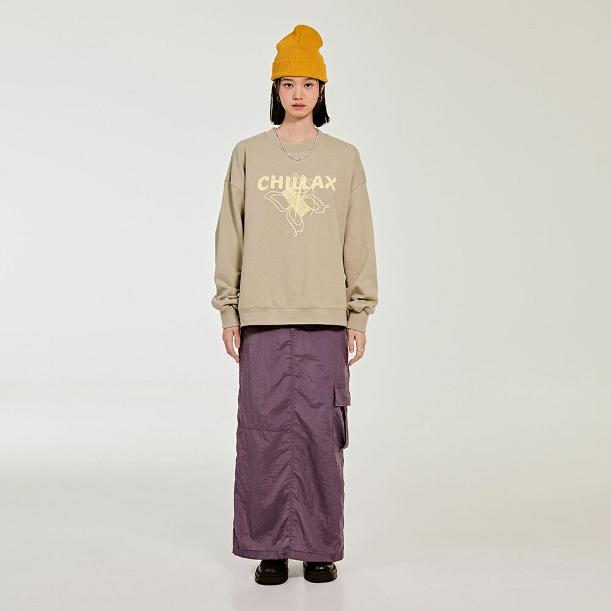 CHILLAX LOGO SWEATSHIRT_KHAKI - 감도 깊은 취향 셀렉트샵 29CM