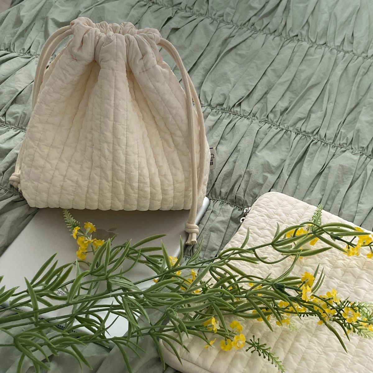 Clam string pouch _ Soft cream - 감도 깊은 취향 셀렉트샵 29CM