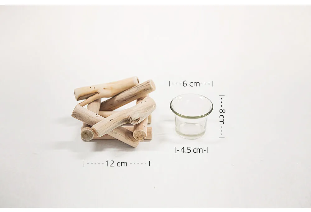 우드(가로) : 약12~13(cm)

유리(바닥가로x높이x구경) : 4.5x8x6(cm)

[ 측정 방식에 따라서 1~2cm 차이가 있을 수 있습니다. ]

​

- - - - - - - - - - - - - - - - -

​

*자연적인 원목 제품으로 표면이 매끄럽지 않으며 형태가 다를 수 있습니다.

제품의 자연스러운 갈라짐, 변색, 대칭
불균형이 나타날 수 있으며, 위와 같은 특성상의 이유로 인한 교환/환불은 어려운 부분이니 구매 전 참고 부탁드립니다.*