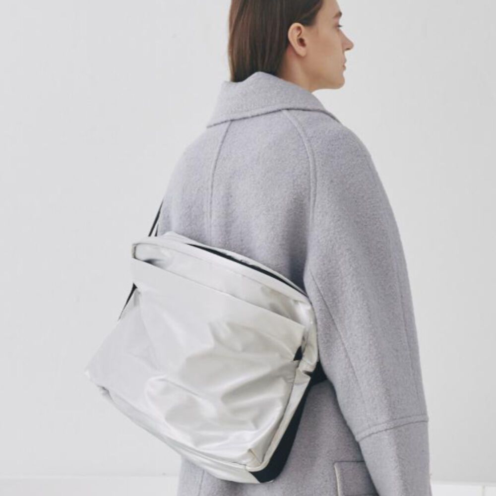 Oversized Messenger Bag_Silver 감도 깊은 취향 셀렉트샵 29CM