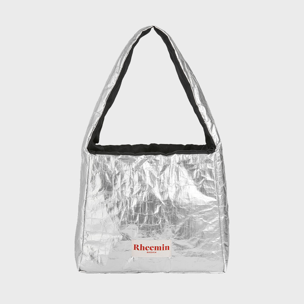 MATIN CRACKED LOGO GLOSSY ECOBAG IN SILVER - 감도 깊은 취향