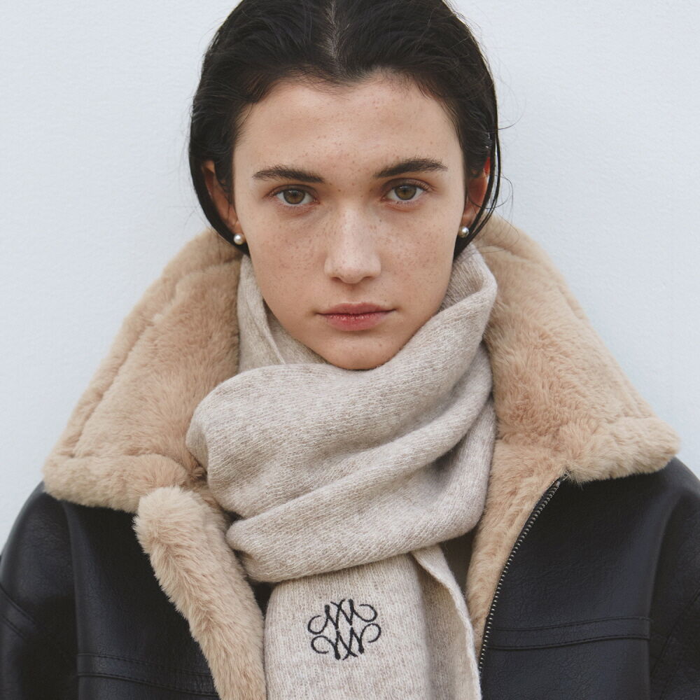 マフラー・ストール NICK&NICOLE MINIMAL SIGNATURE LOGO MUFFLERBEIGE NWH4AC002_BG NICOLE PREMIUM MUFFLER_BEIGE - 감도 깊은 취향 셀렉트샵 29CM