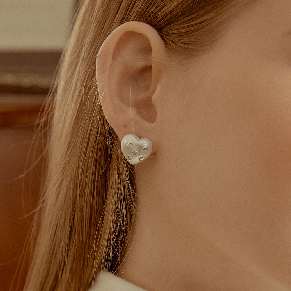 Onyx Pearl Heart Earring EC1950 - 감도 깊은 취향 셀렉트샵 29CM