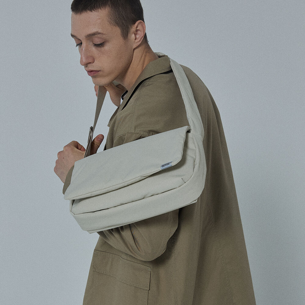 [HAH ARCHIVE] 韓国☆5POCKET I-PAD BAG HAH ARCHIVE] 5POCKET CUSHIONED I-PAD BAG (KHAKI) - 감도 깊은