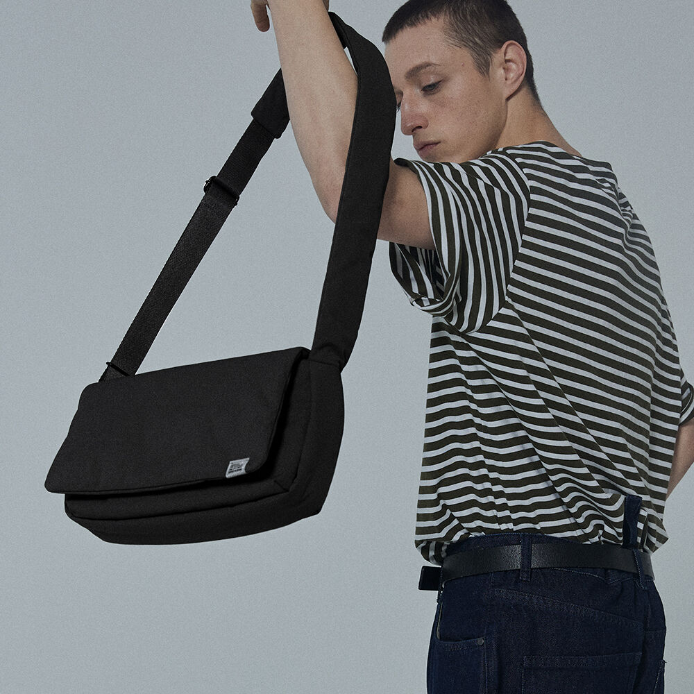 HAH ARCHIVE] 5POCKET CUSHIONED I-PAD BAG (BLACK) - 감도 깊은