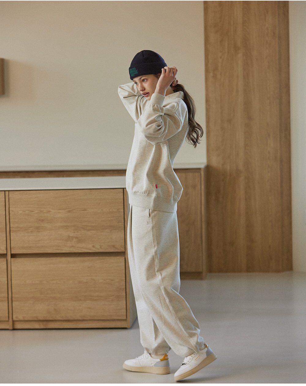 ボトムスその他 Fallett Brush logo one-tuck wide sweatpants oatmeal FA2203PT Fallett Brush logo one-tuck wide sweatpants oatmeal FA2203PT