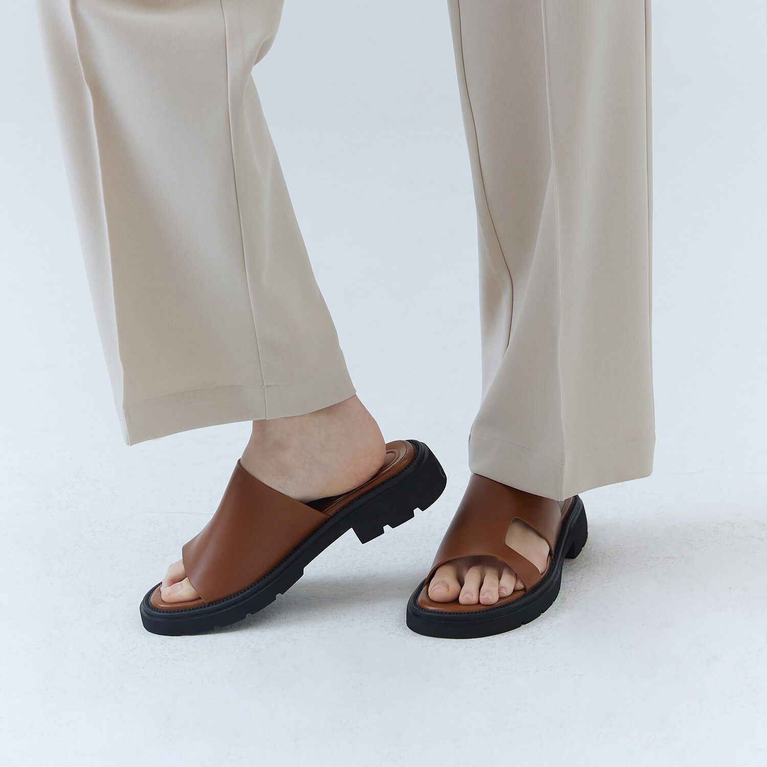 BUCKLE EYELET SLIPPERS IN BLACK - 감도 깊은 취향 셀렉트샵 29CM