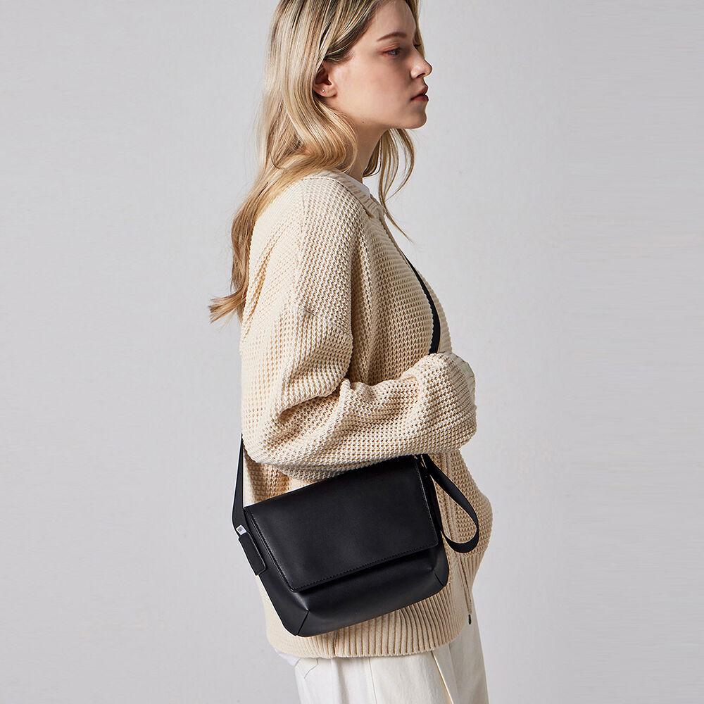 [HAH ARCHIVE] 韓国☆5POCKET I-PAD BAG HAH ARCHIVE] 5POCKET CUSHIONED I-PAD BAG (BLACK) - 감도 깊은