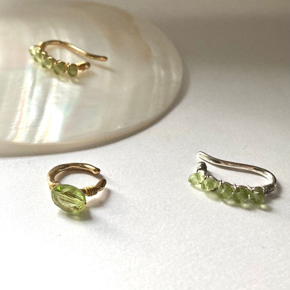 birthday earcuff ring/ curve peridot