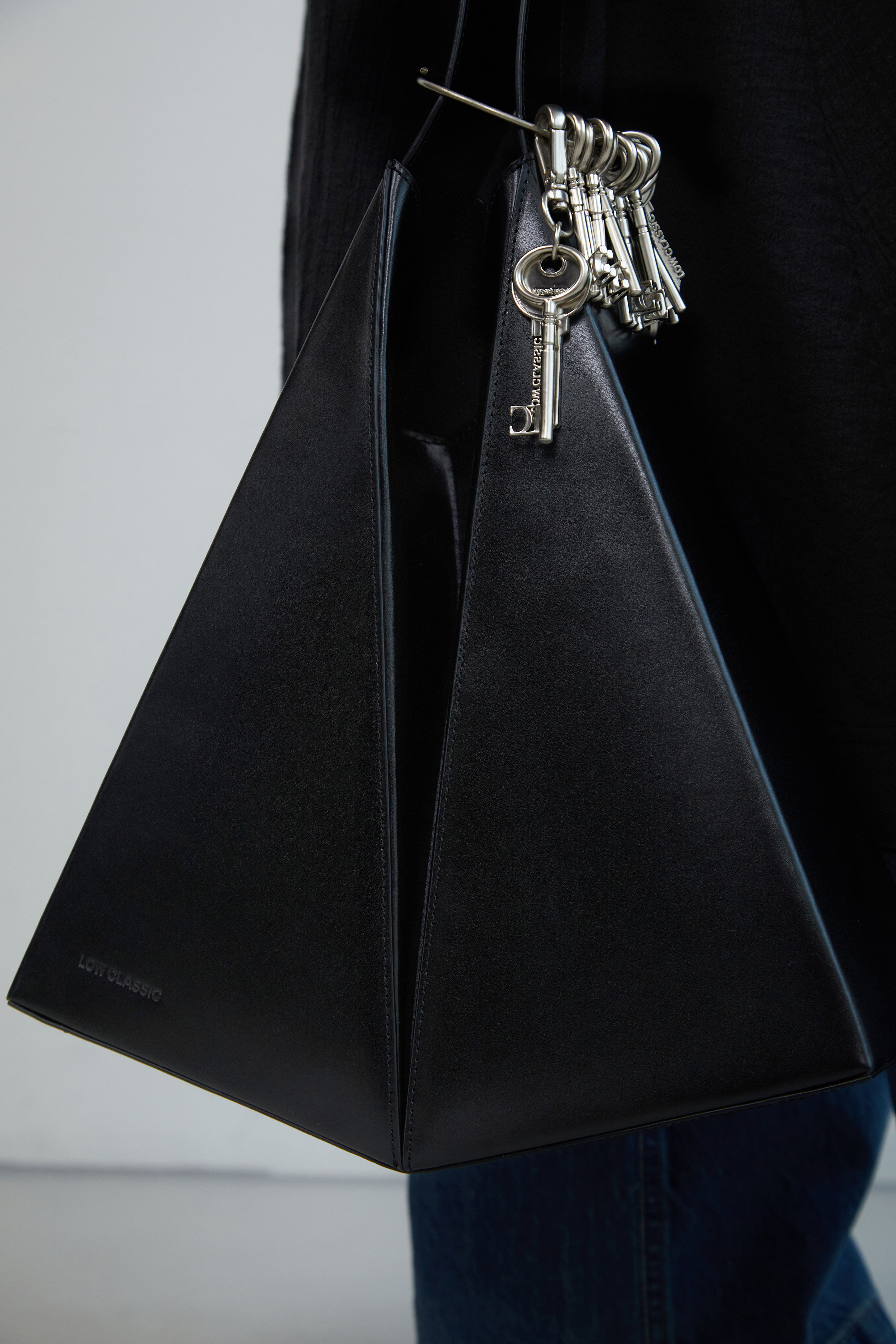 ★LOW CLASSIC★ FOLDED CUBE TOTE BAG_BLACK_LOW24RM_BA010BK FOLDED CUBE TOTE BAG_BLACK_LOW24RM_BA010BK - 감도 깊은 취향