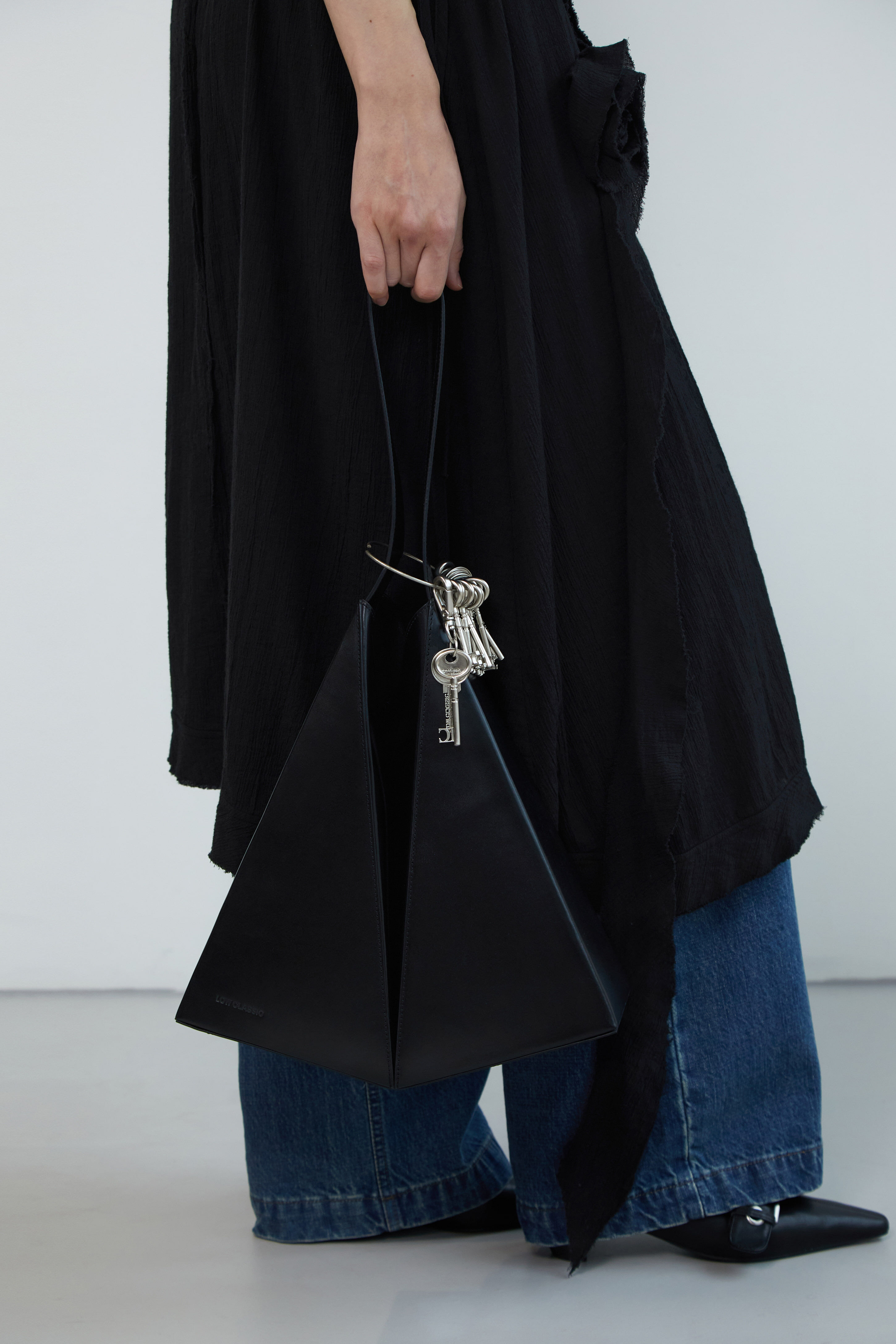 FOLDED CUBE TOTE BAG_BLACK_LOW24RM_BA010BK - 감도 깊은 취향