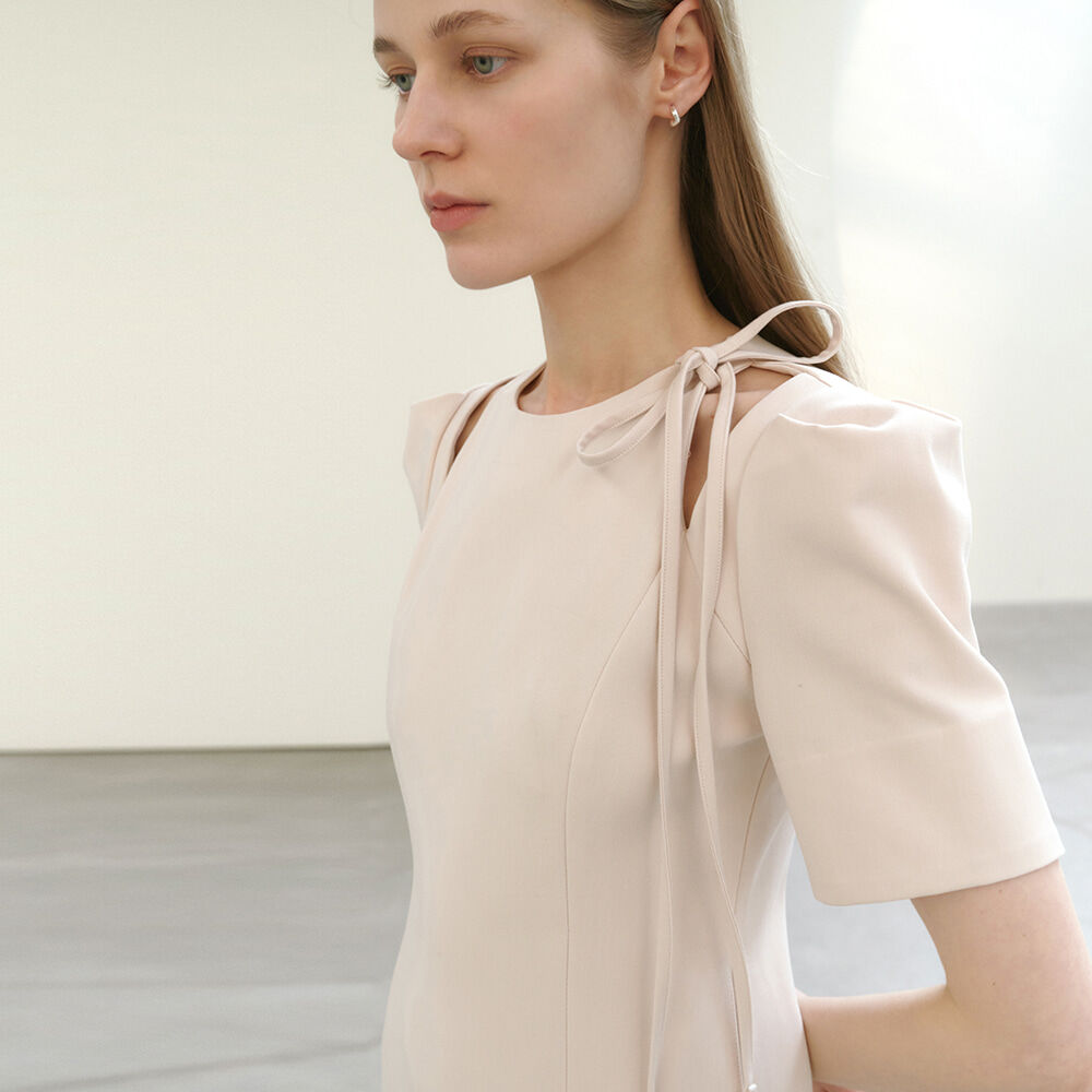 ワンピース ETMON Neck CutOut Shirring Dress, Light Beige 에트몽(ETMON)