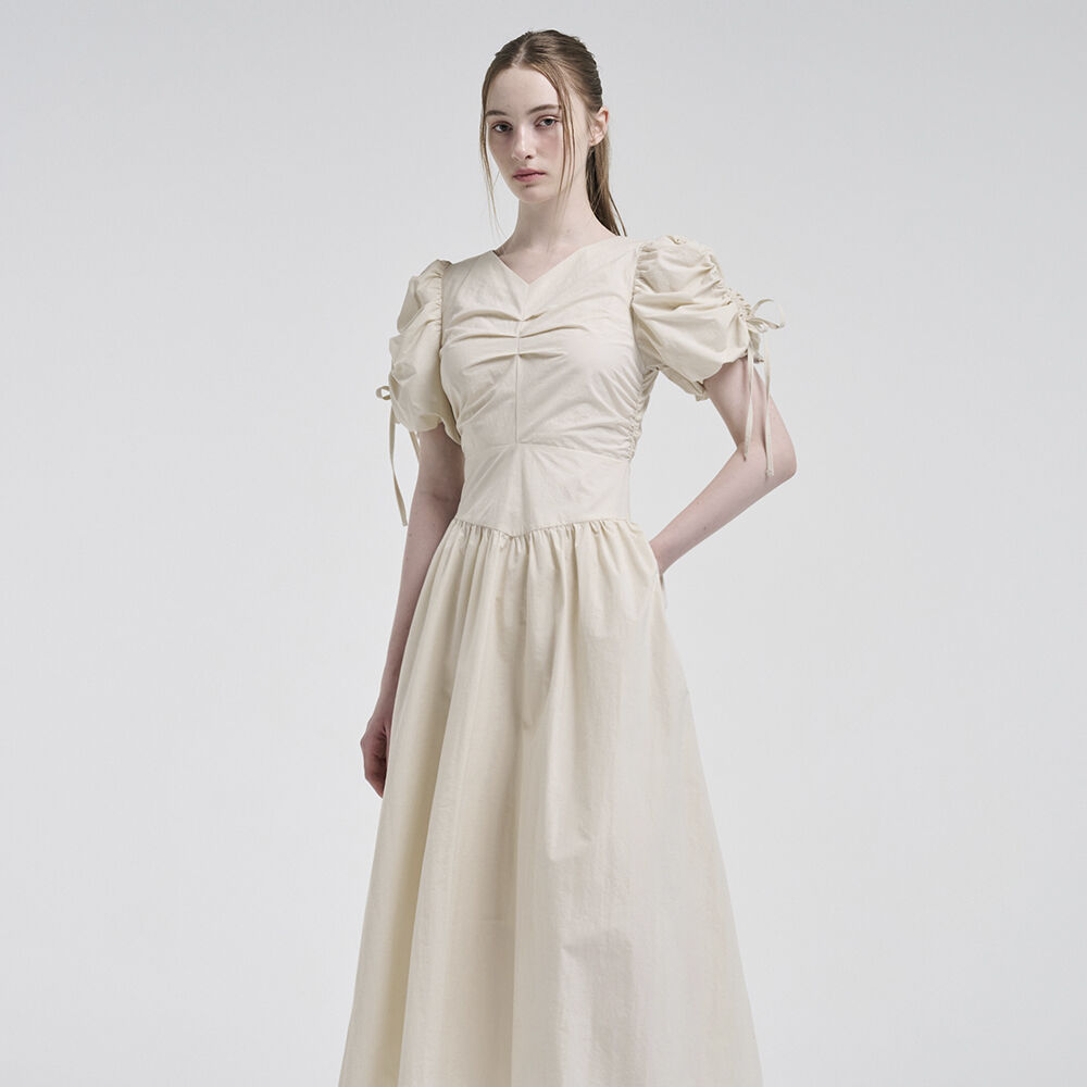 ワンピース ETMON Neck CutOut Shirring Dress, Light Beige 에트몽(ETMON)