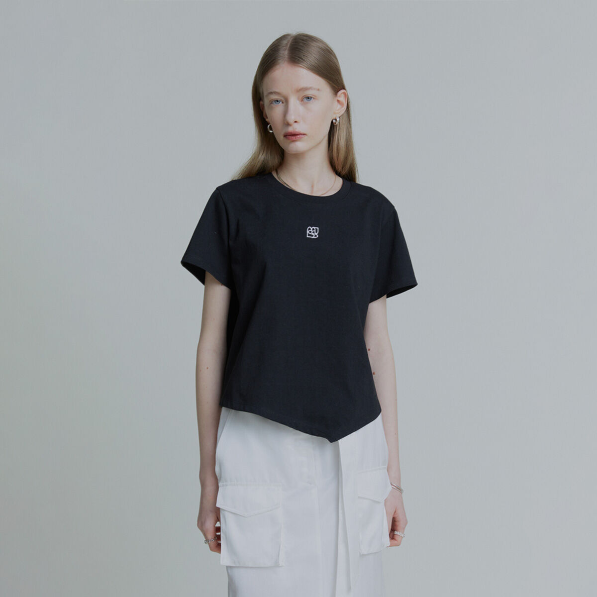 韓国商品/TREEMINGBIRD TMB Small Square Logo Crop T-shirts TMB Small Square Logo Crop T-shirts [ Black ] - 감도 깊은