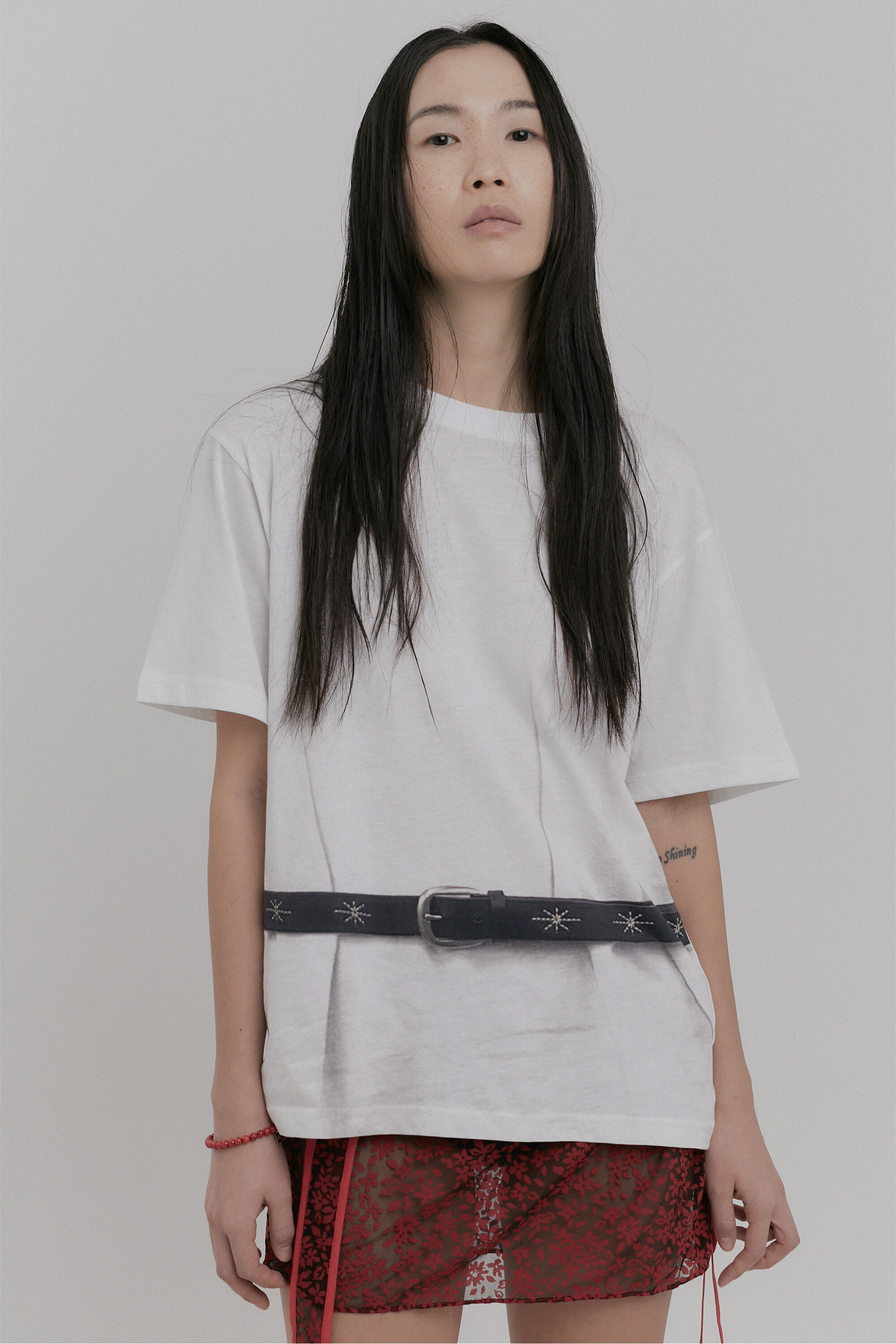 韓国ブランド【SALTYPEBBLE】STITCH WESTERN BELT WESTERN STITCH BELT PRINTING TOP [WHITE] - 감도 깊은 취향