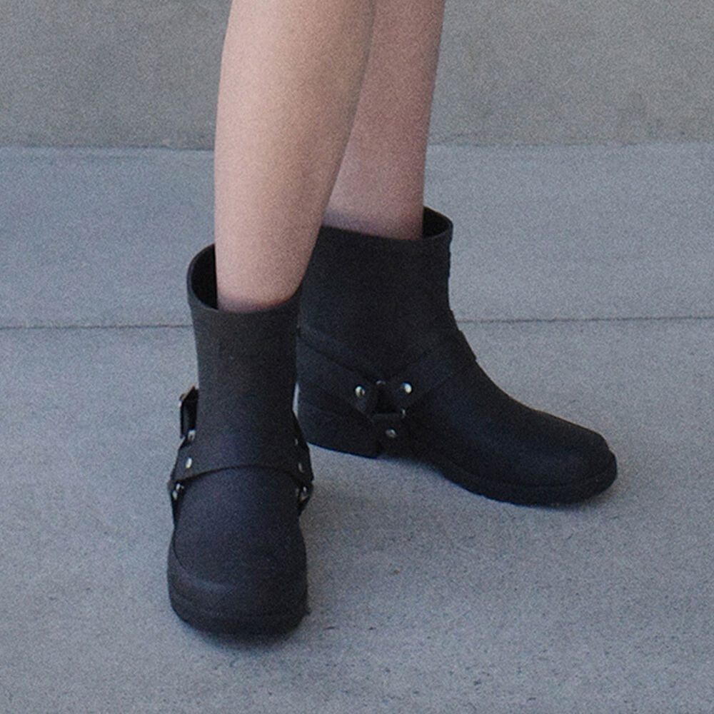 ★LOW CLASSIC★ Lc CHAIN RAIN SHORT BOOTSBLACK LC242_SO02BK Lc CHAIN RAIN SHORT BOOTS_BLACK_LC242_SO02BK - 감도 깊은