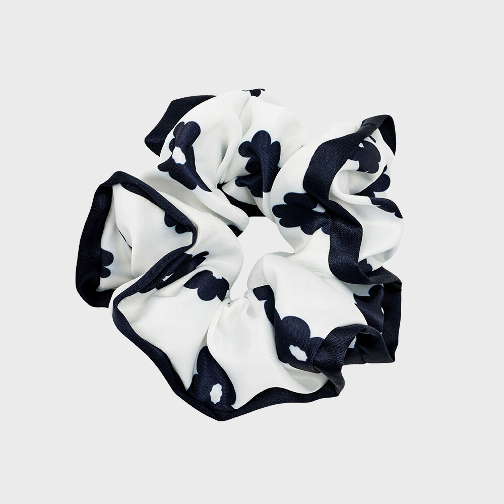 ESSENTIAL SCRUNCHIE white - 감도 깊은 취향 셀렉트샵 29CM