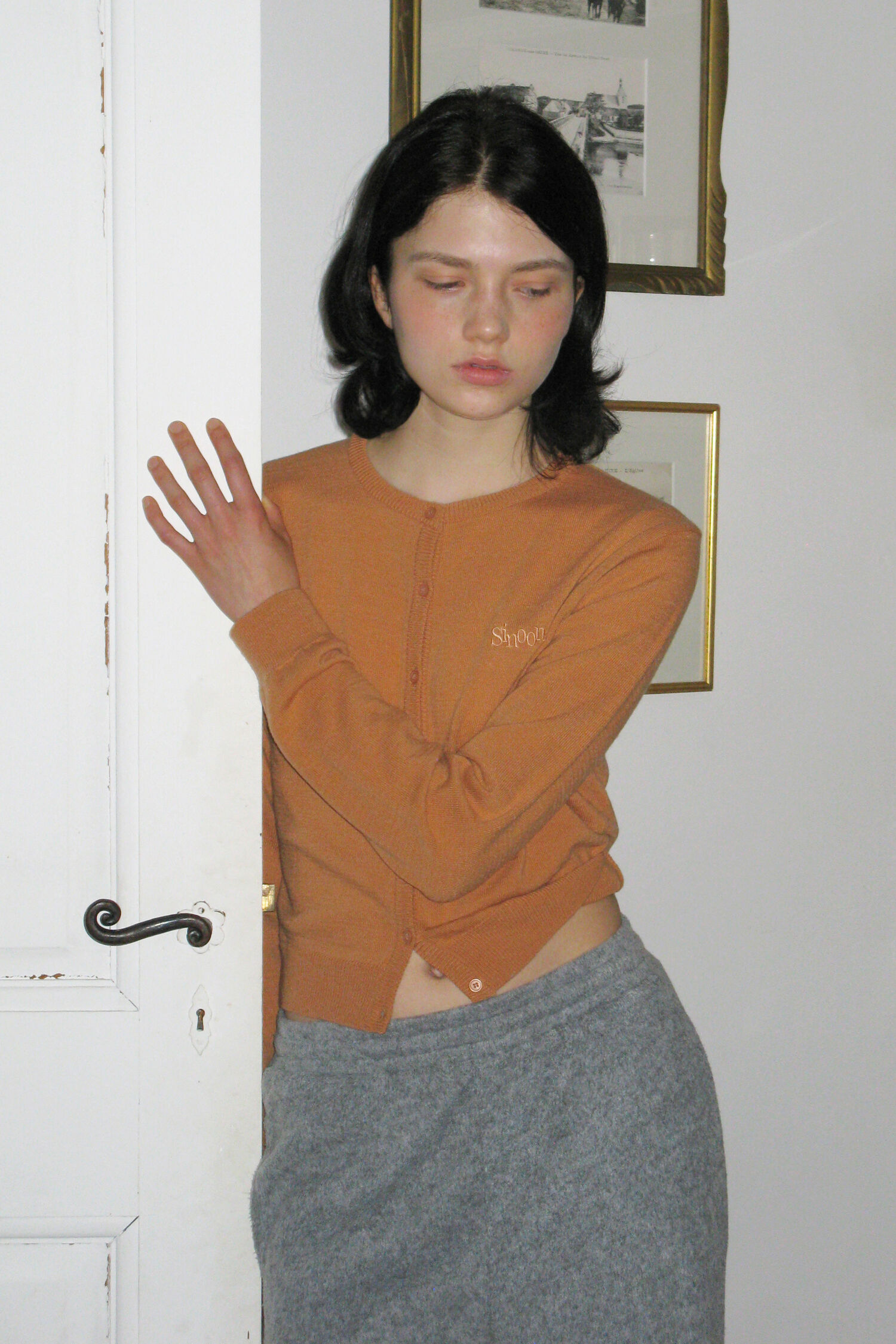 수지착용] Sinoon Logo Cardigan (Apricot) - 감도 깊은 취향