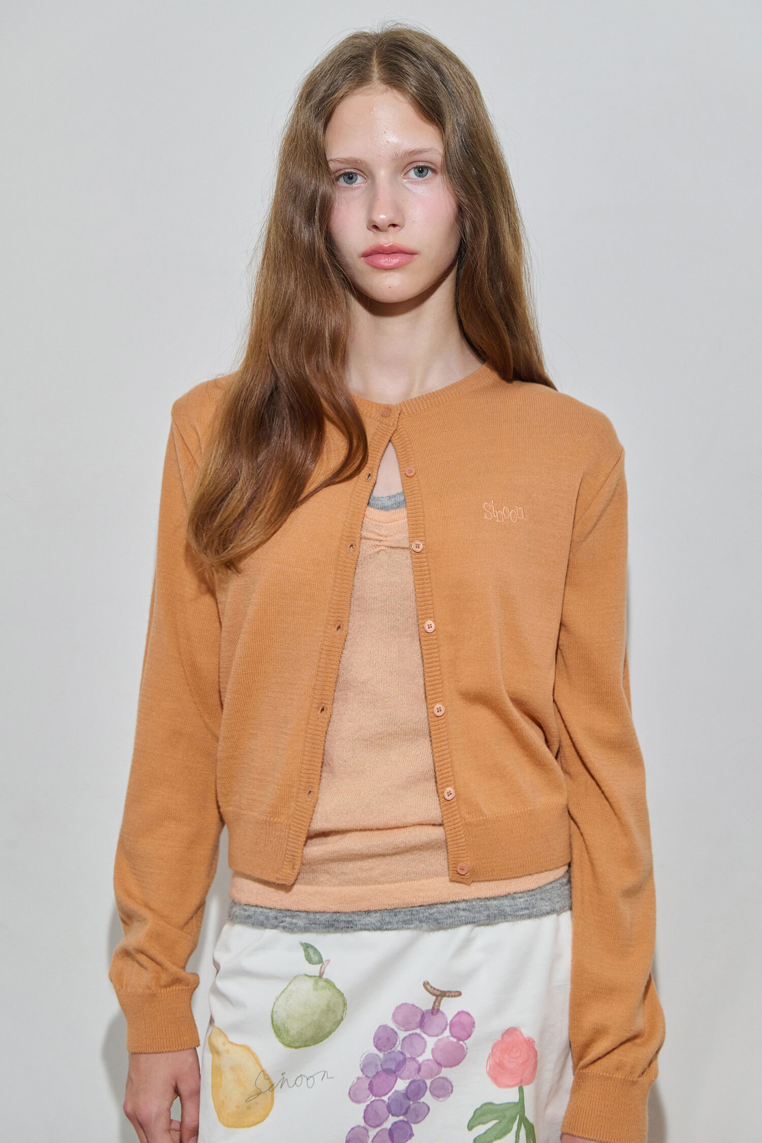 暮らしに便利なアイテム 수지착용] Sinoon Logo Cardigan (Apricot) - 감도 깊은 취향 トップス
