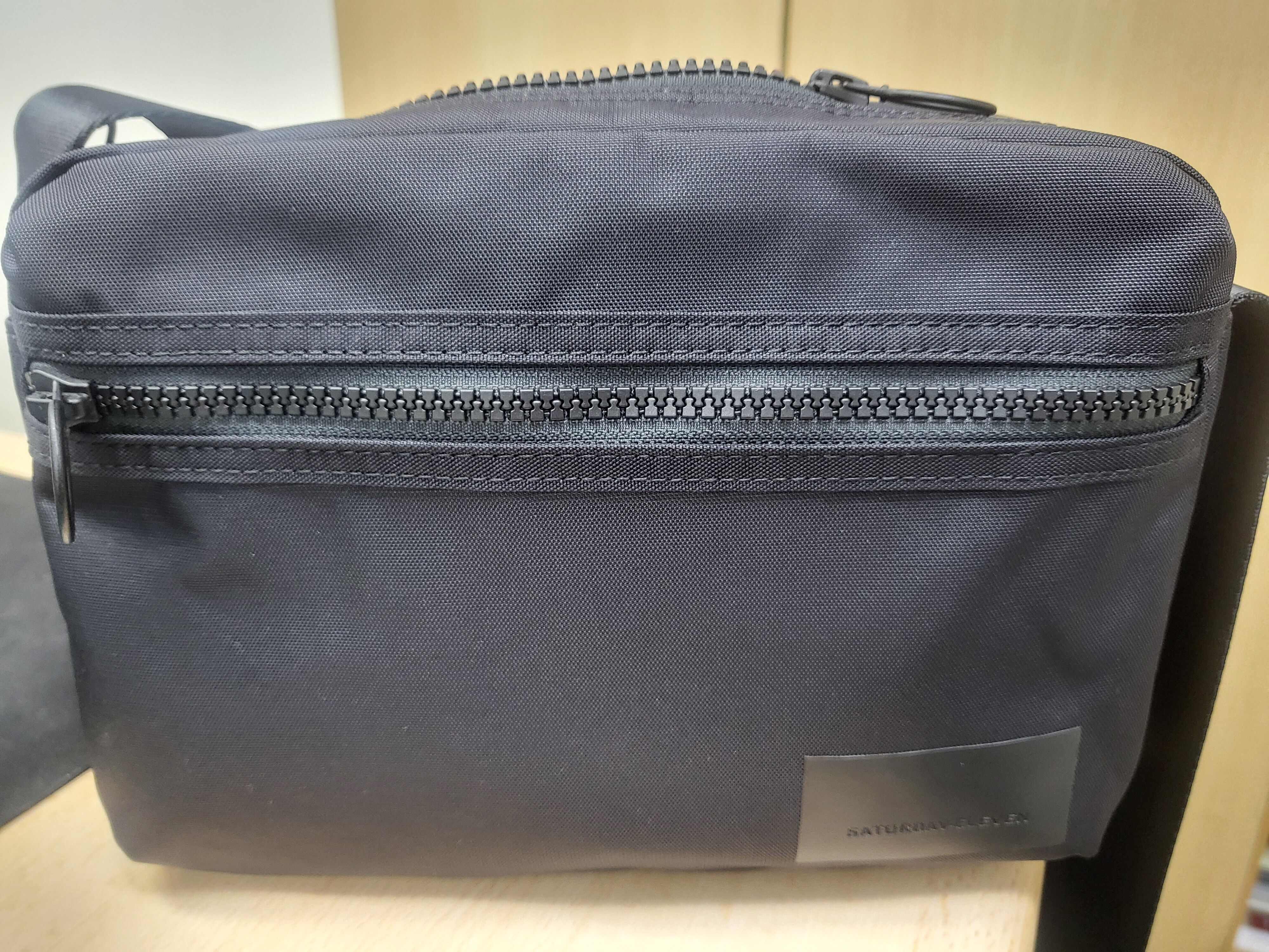 SATURDAY-ELEVEN] ROBIC AIR CROSS BODY BAG BLACK - 감도 깊은