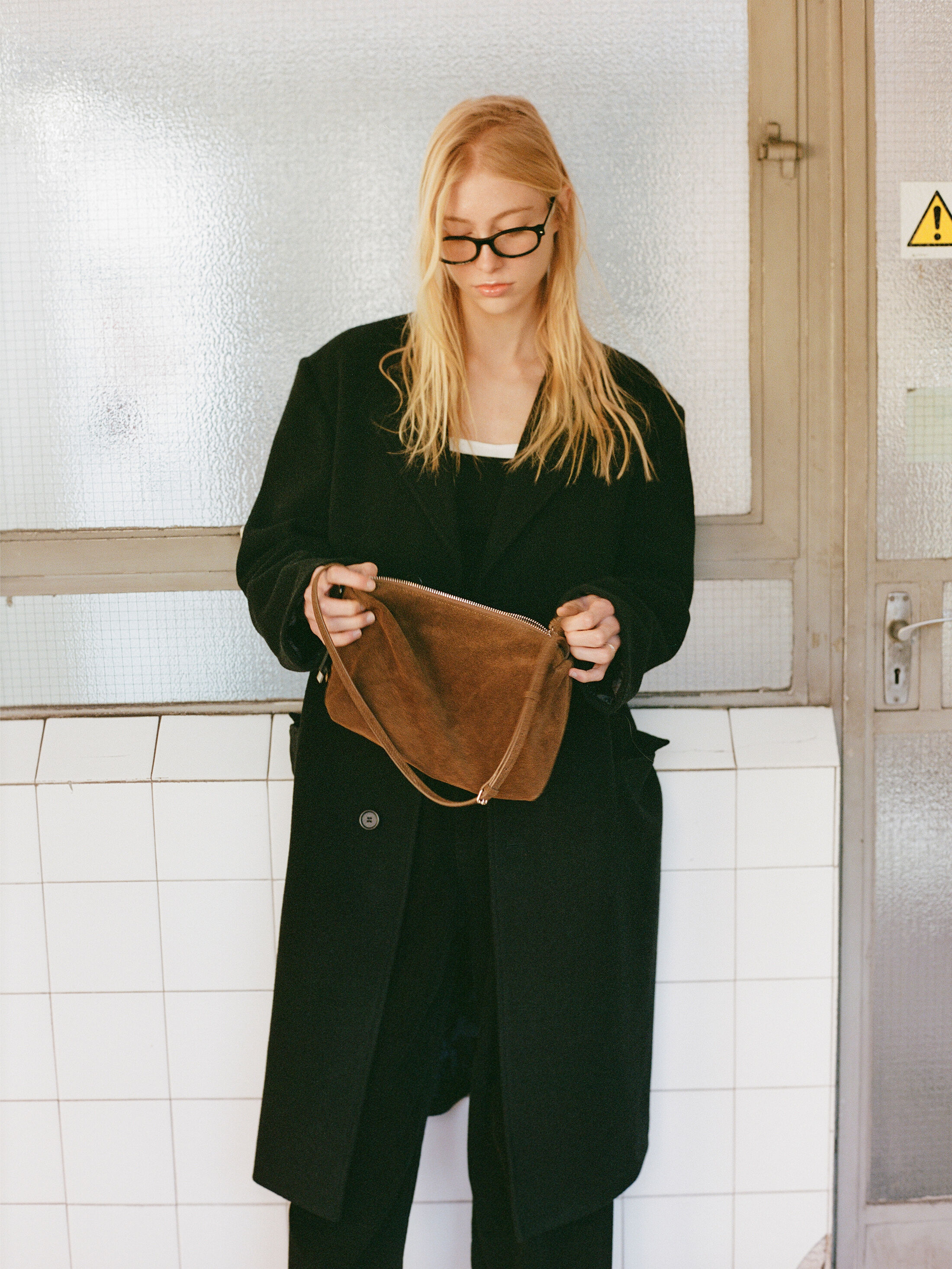 SUEDE CARAMEL BOX BAG_BROWN_LC257BA06BR - 감도 깊은 취향