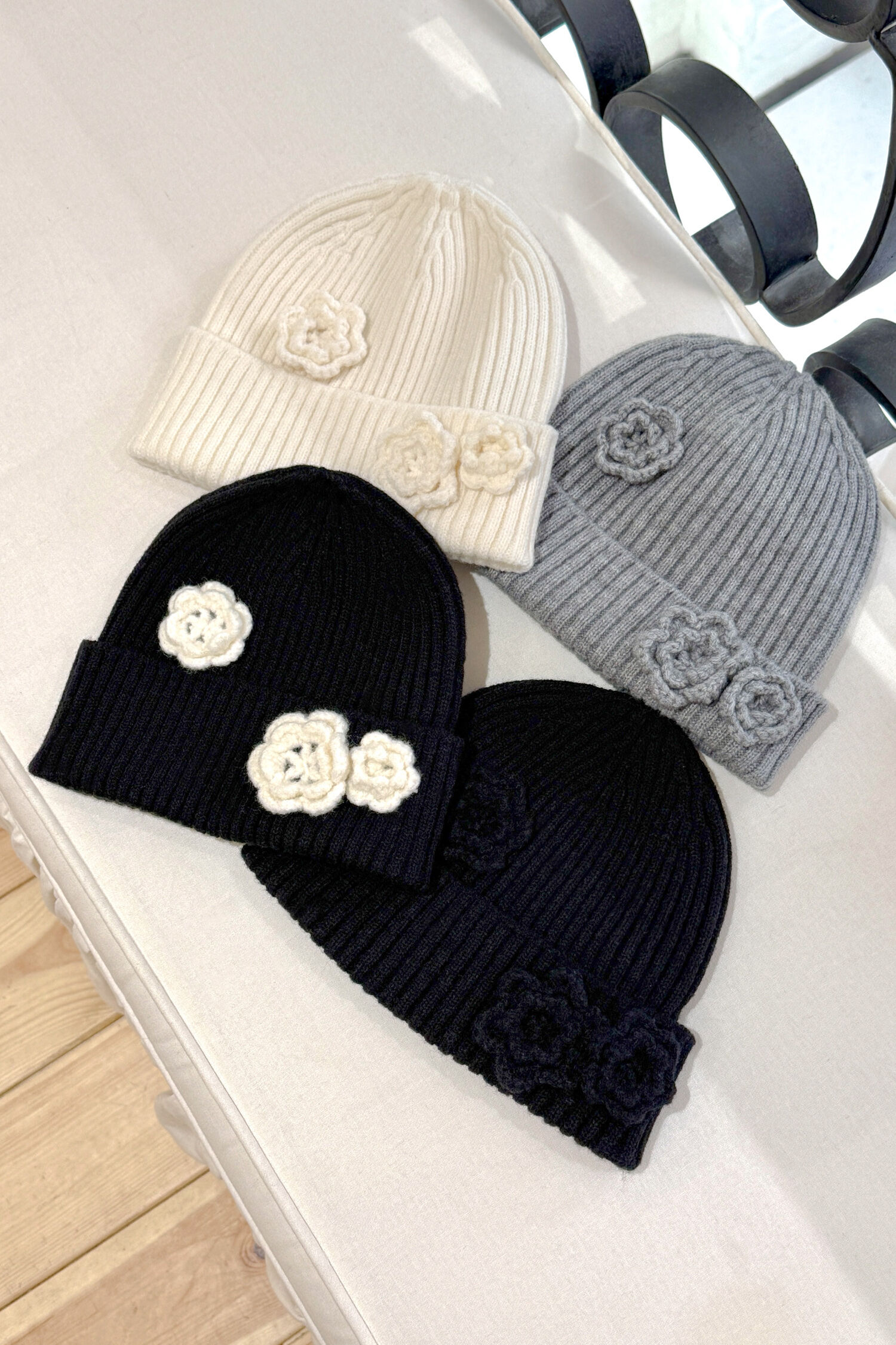 韓国大人気 【Sinoon】 Flower Beanie Flower Beanie (Black Cream) - 감도 깊은 취향 셀렉트샵 29CM