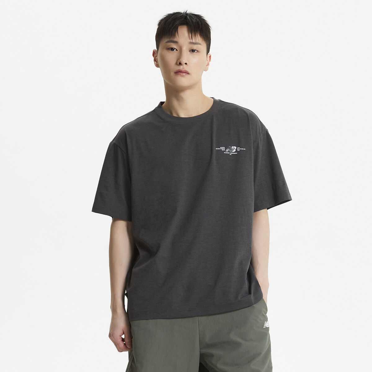 ★★New Balance★★ NBNEF21523 UNI FROZEN Back Pixel Graphic NBNEF21523 / UNI FROZEN 등판 픽셀 그래픽 반팔티 (KHAKI