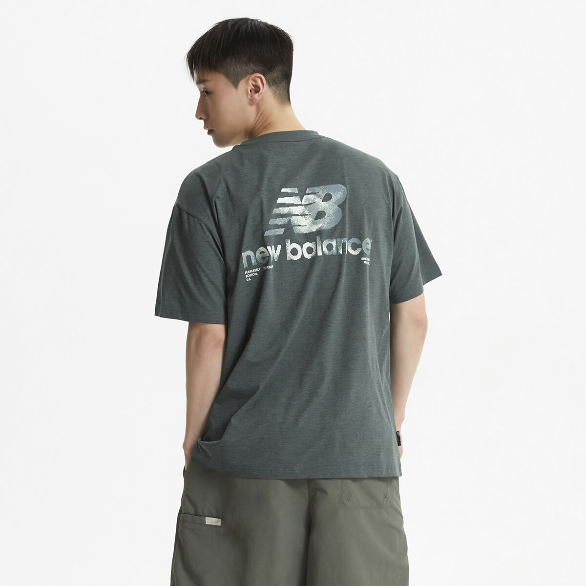 ★★New Balance★★ NBNEF21523 UNI FROZEN Back Pixel Graphic NBNEF21523 / UNI FROZEN 등판 픽셀 그래픽 반팔티 (KHAKI