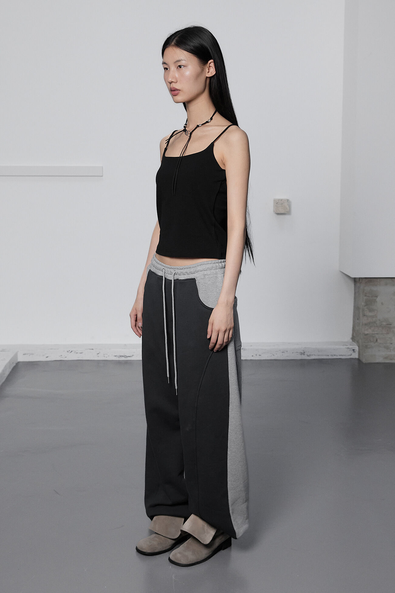 REVERSE BANDING PANTS / CHARCOAL - 감도 깊은 취향 셀렉트샵 29CM